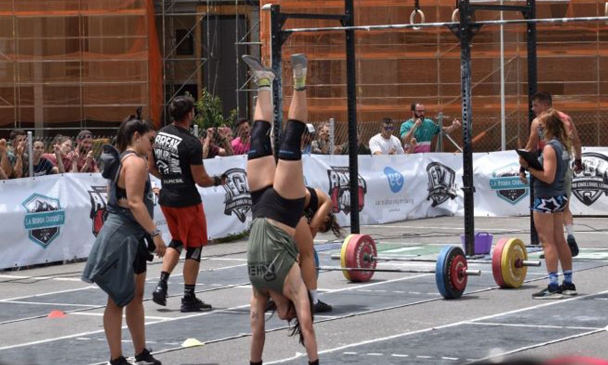 Una dona practicant Functional Fitness a una competició