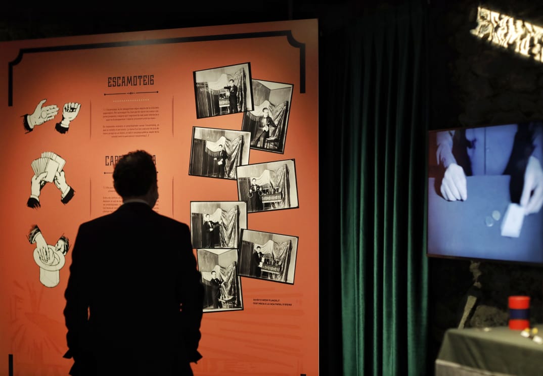 Un dels assistents mira un dels panells de l'exposició.