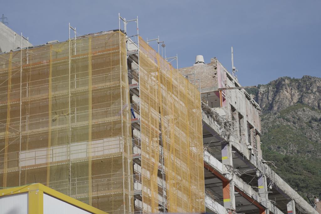 Una vista de l'estructura que s'està desmuntant aquest dijous poc després de l'accident.