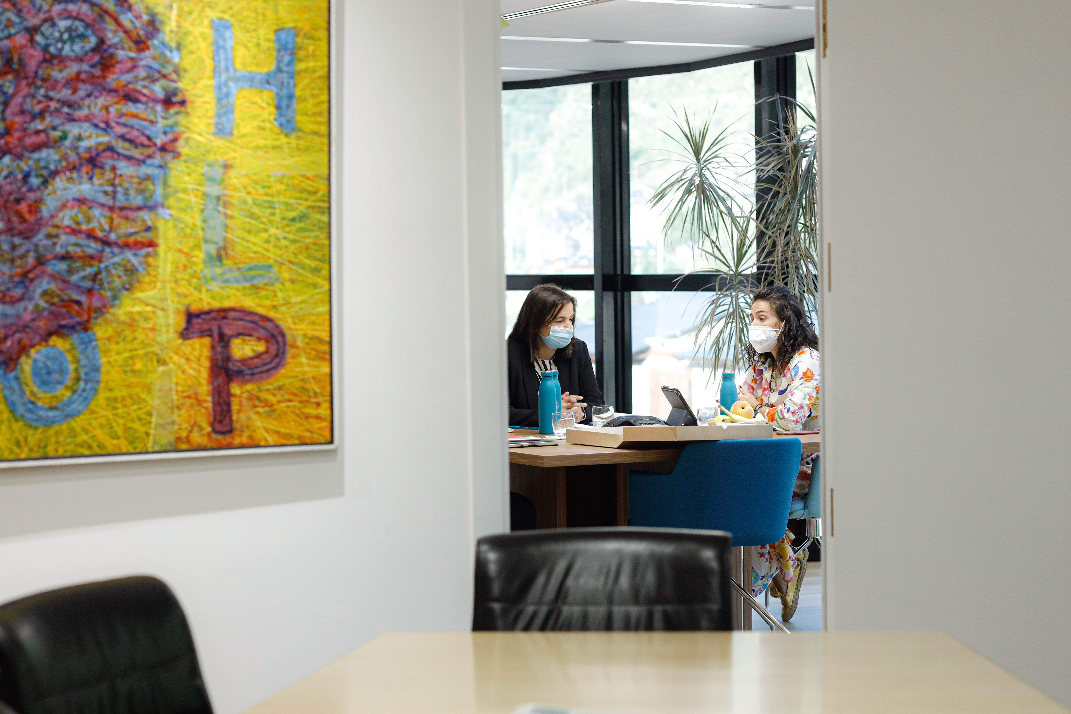 La ministra, Trini Marín, amb la cònsol major d'Encamp, Laura Mas