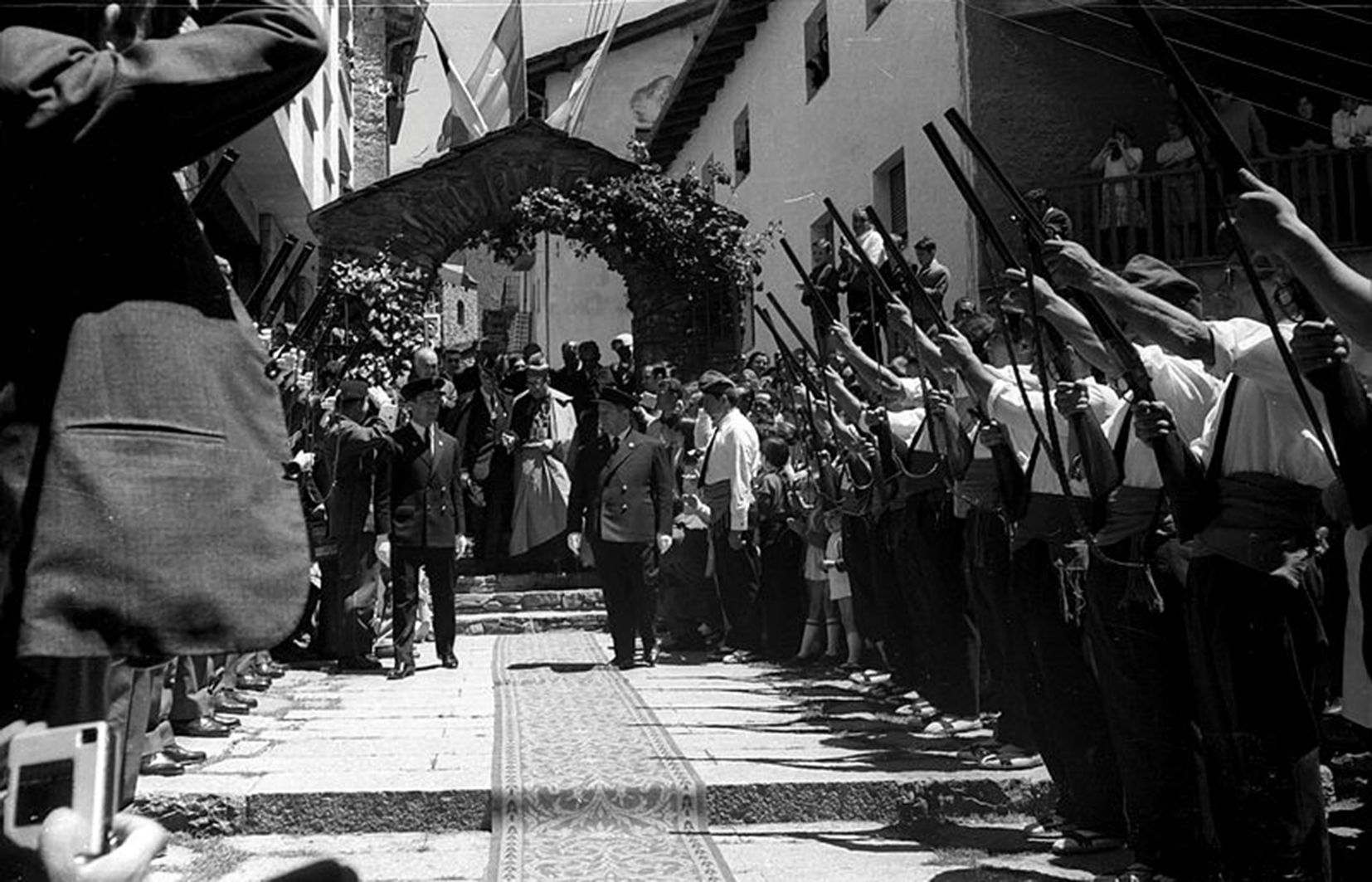 El sometent, a la dreta, el 1969, durant la primera visita del Copríncep episcopal Ramon Malla.