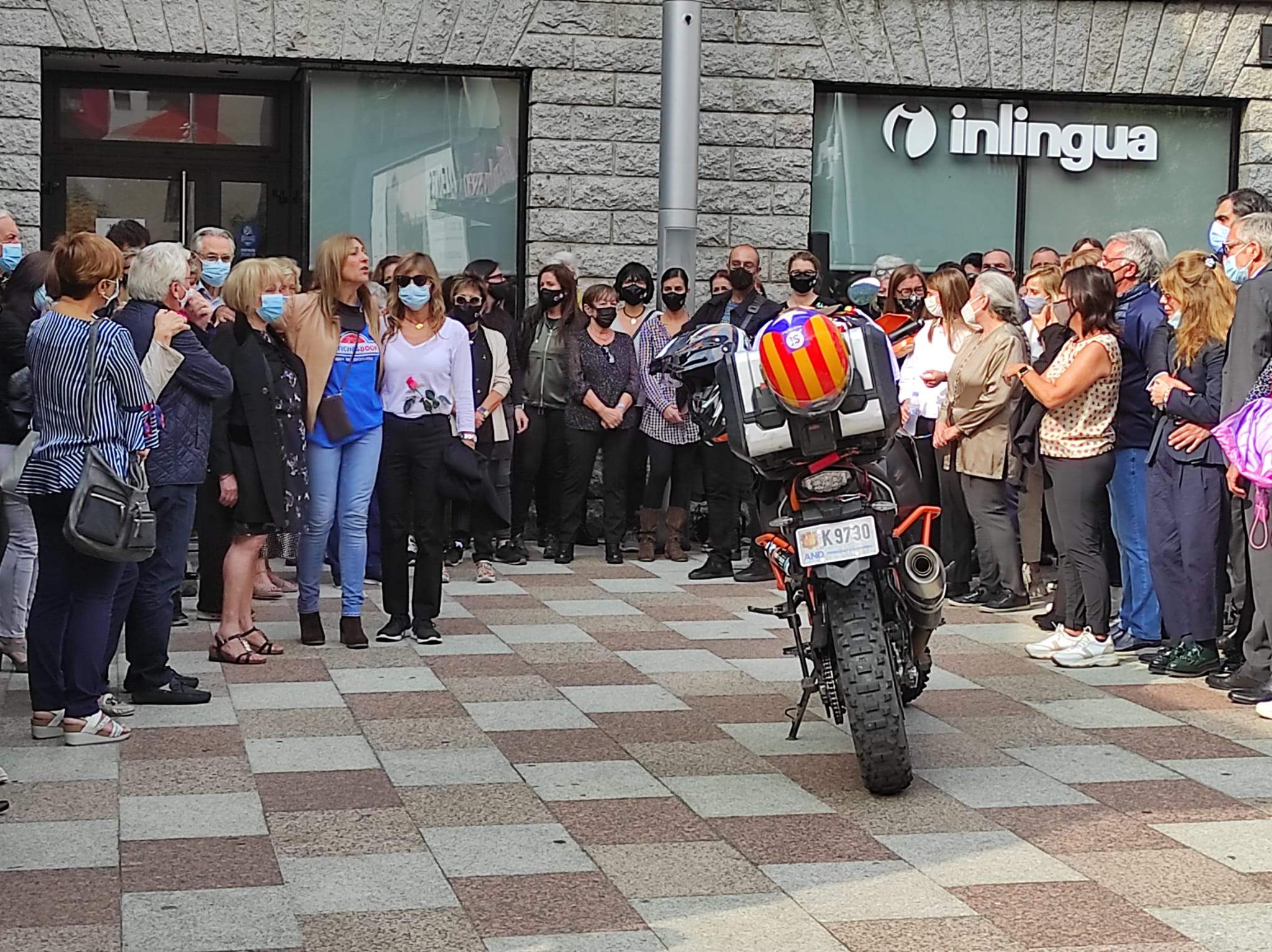 La parella de Jordi Tuneu, adreçant-se als presents, amb la motocicleta del malaurat empresari en primer terme.