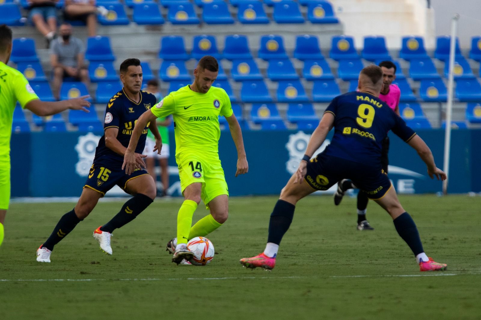 Molina domina la pilota entre dos rivals.