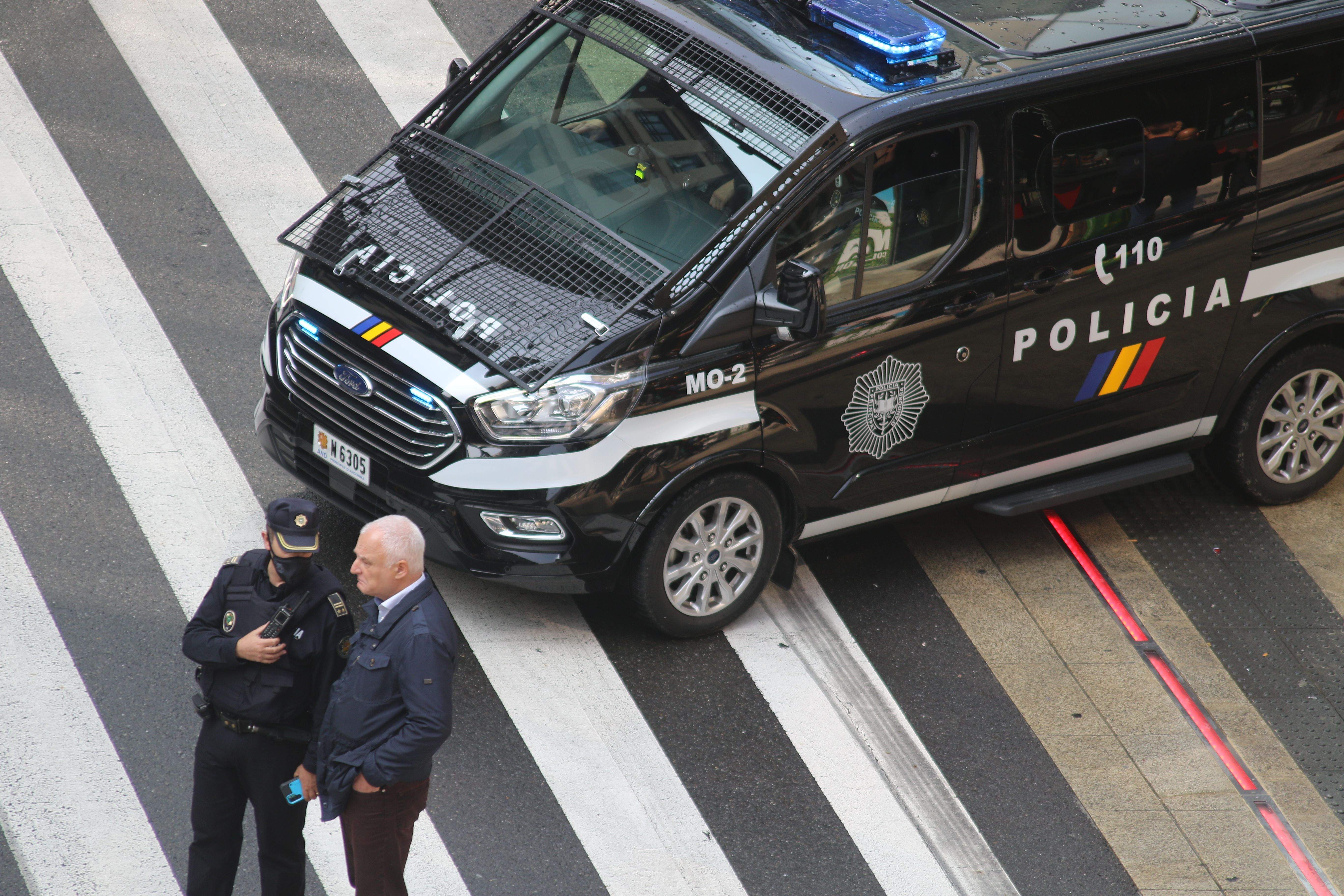 Jordi Boixader, sense uniforme, conversant amb l'inspector Ramon Torné.