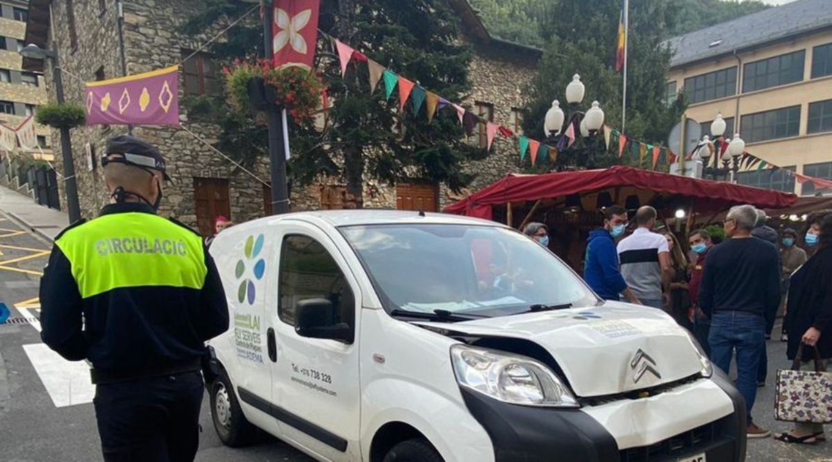 Un agent comunal observa el vehicle sinistrat.