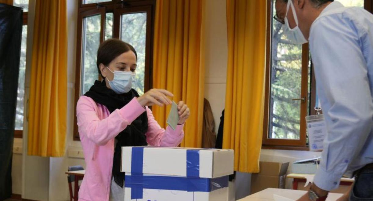 Una electora diposita el seu vot aquest diumenge a San Marino.