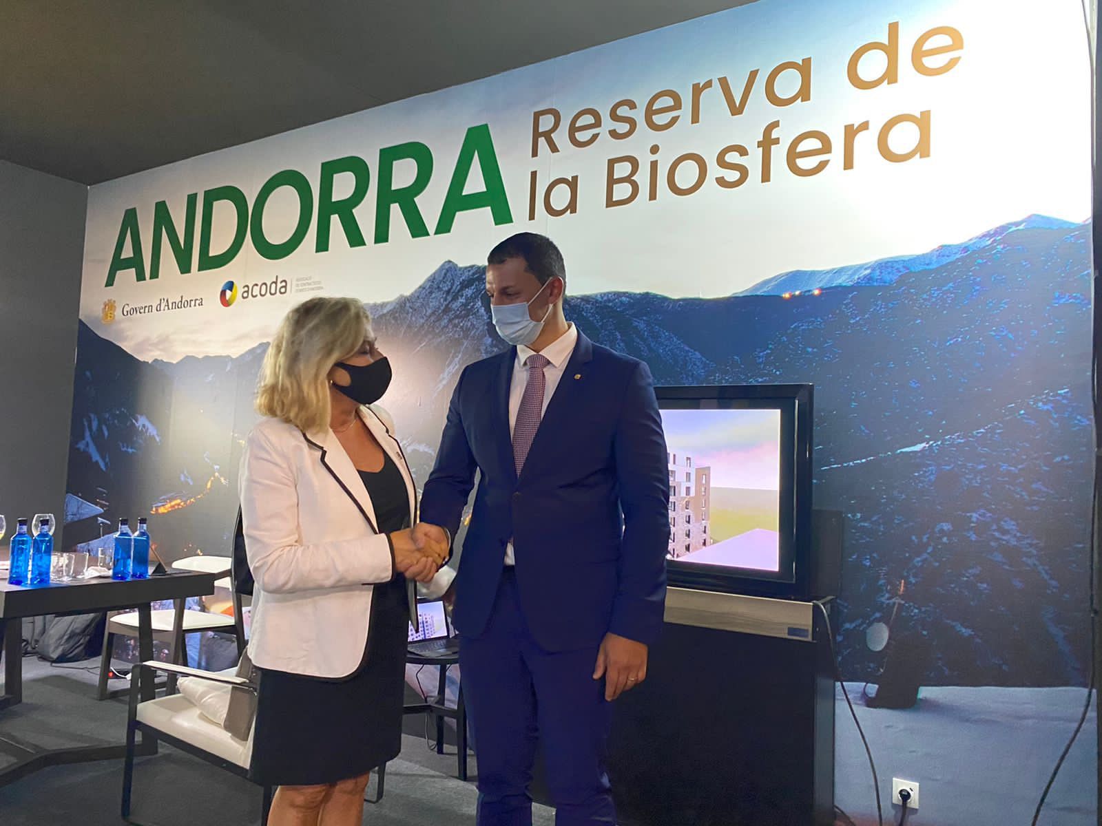 Gallardo, al costat de l'estand d'Andorra a la fira.