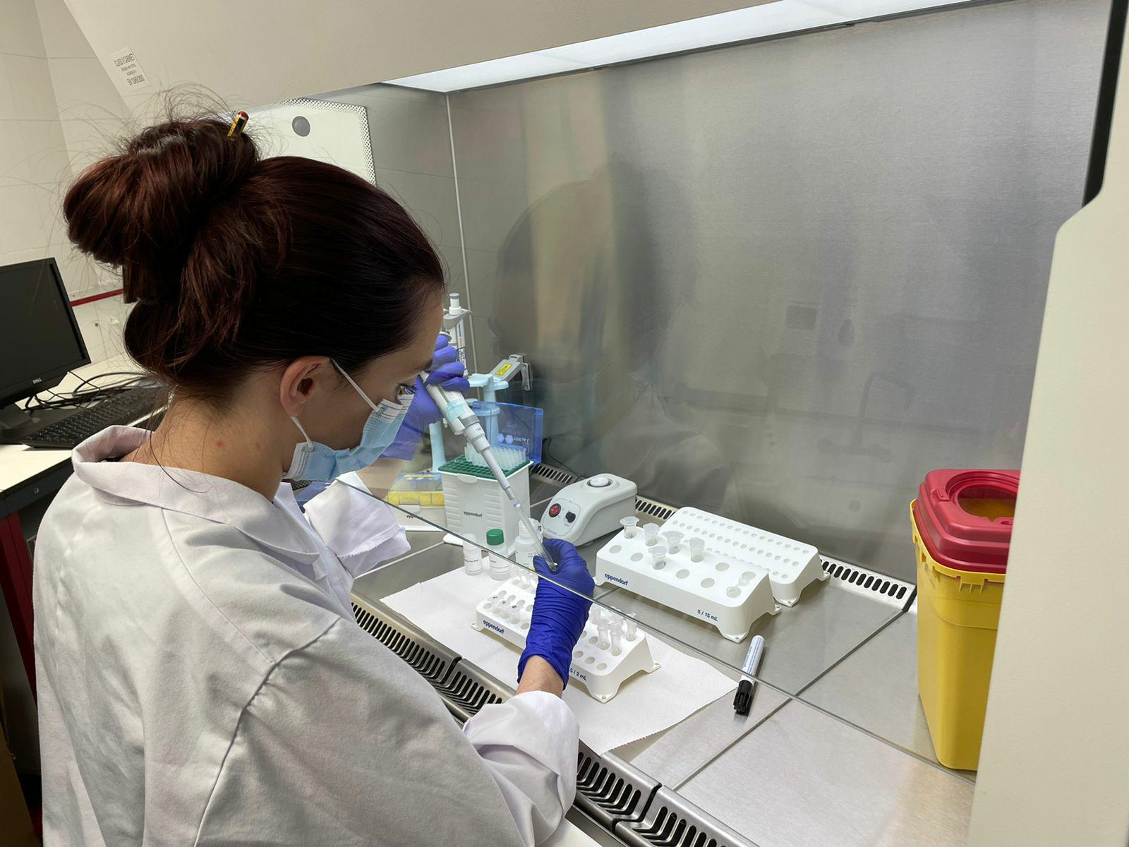 Una tècnica d'epidemiologia buscant el rastre del coronavirus.