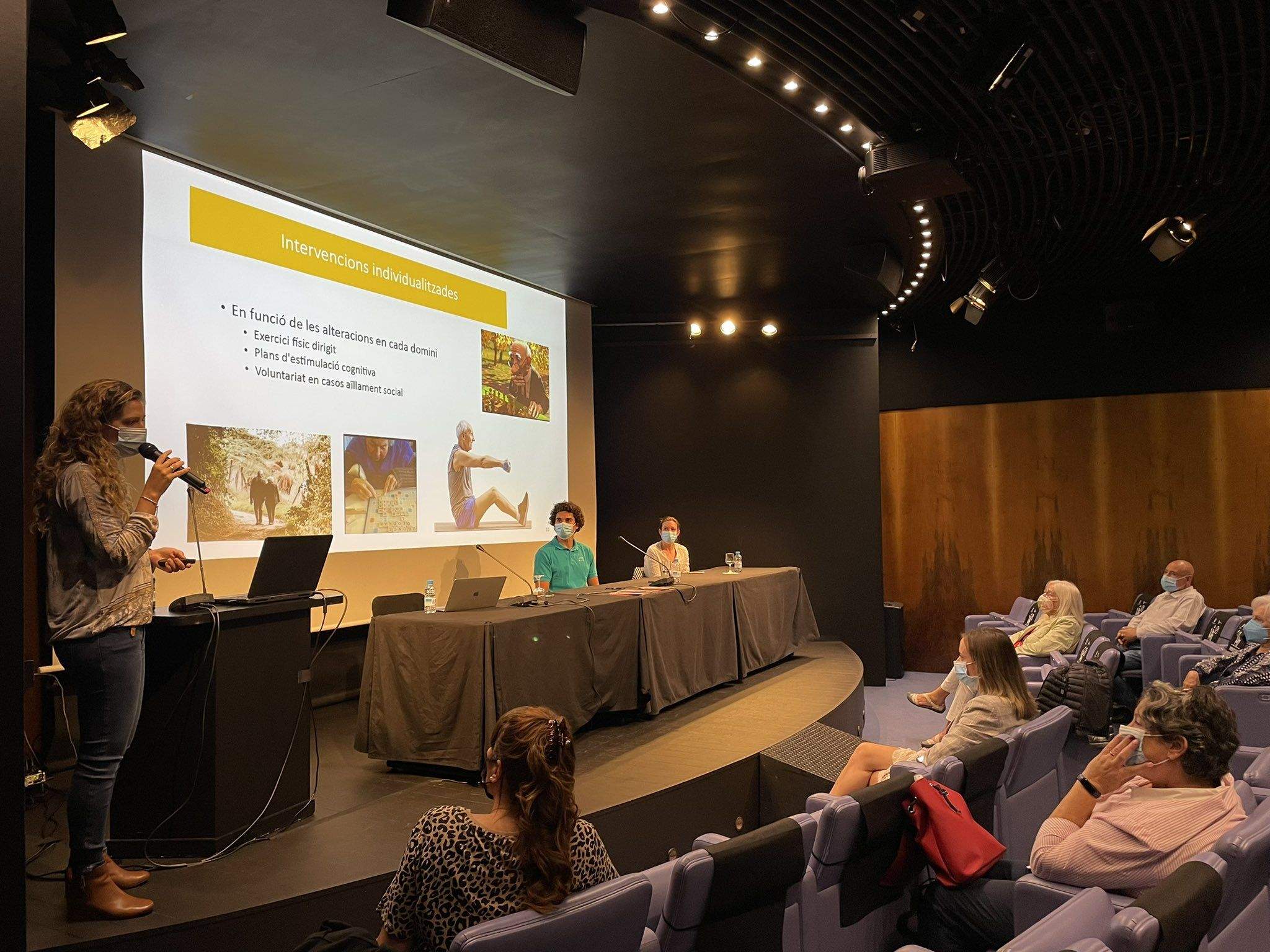 Presentació dels resultats de la prova APTITUDE a Sant Julià, amb Eva Heras a l'esquerra de l'escenari.