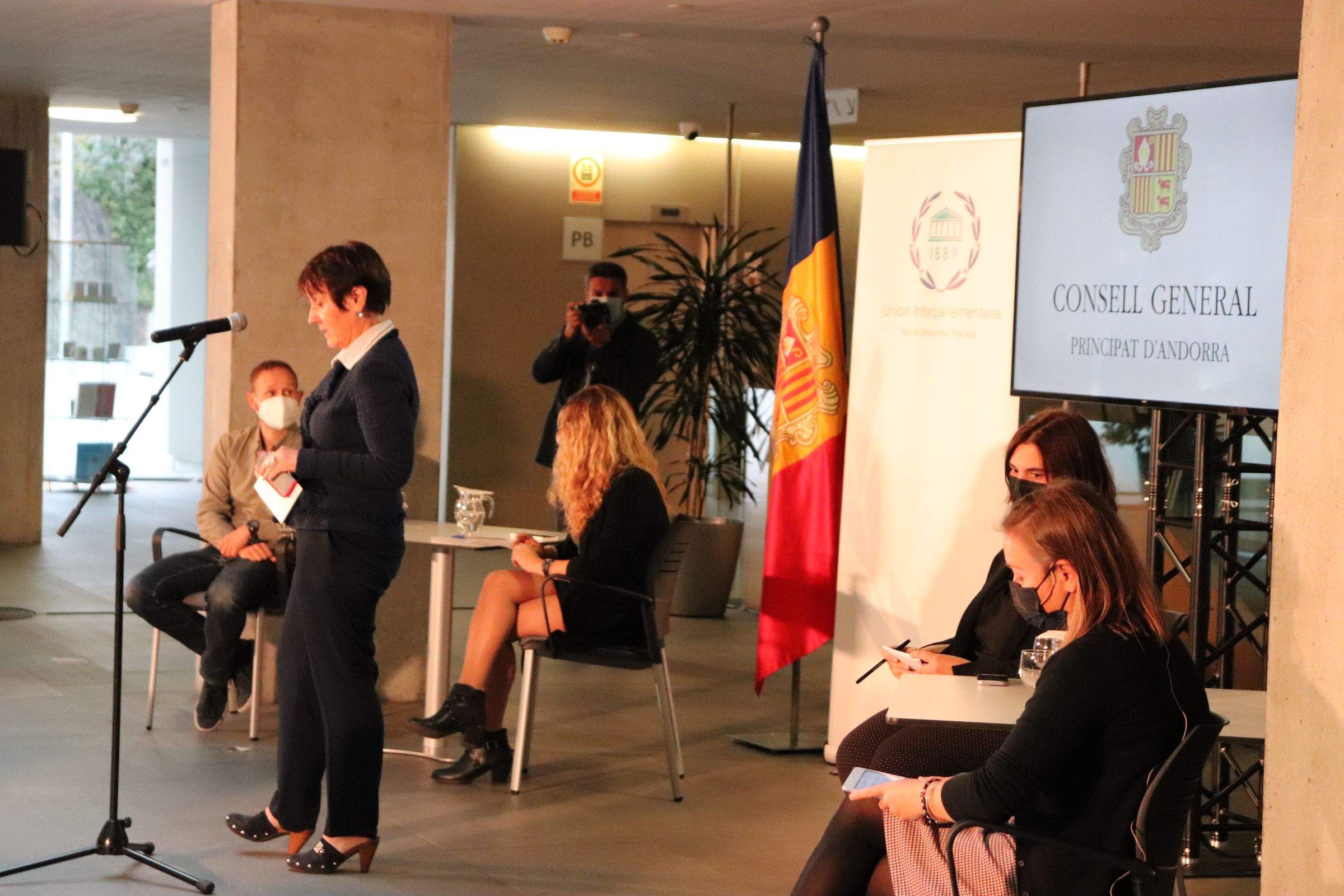 La síndica general, Roser Suñé, donant inici a la taula de debat