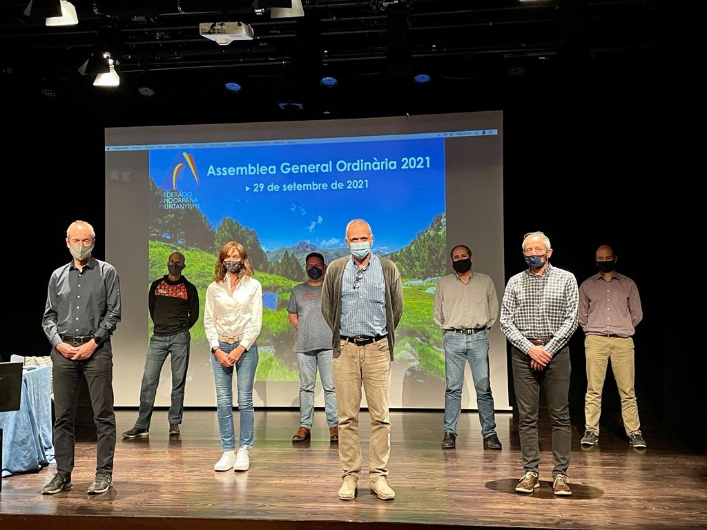 Frases i la resta d'integrants de la nova junta de la FAM.