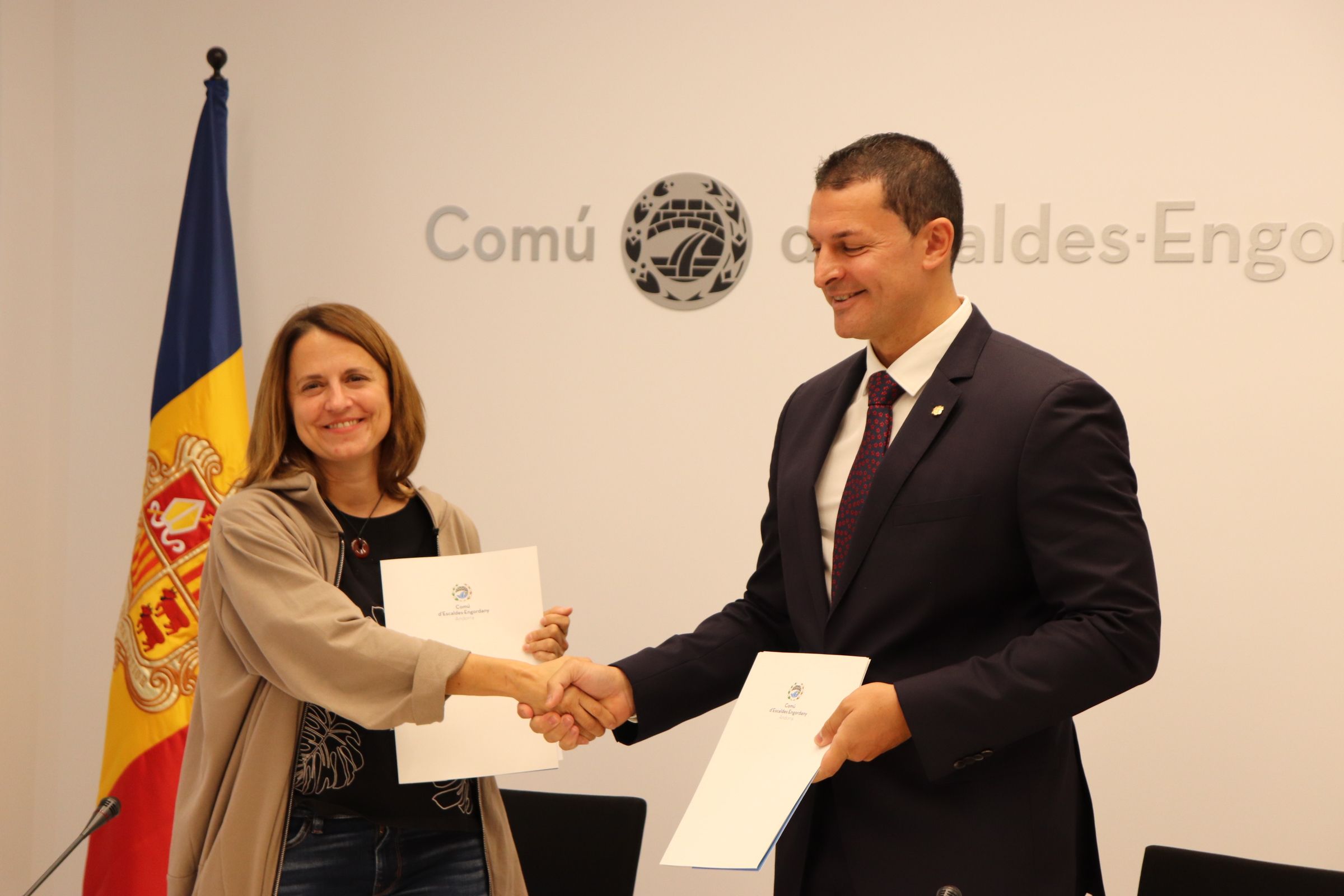 Jordi Gallardo i Rosa Gili a la firma del conveni