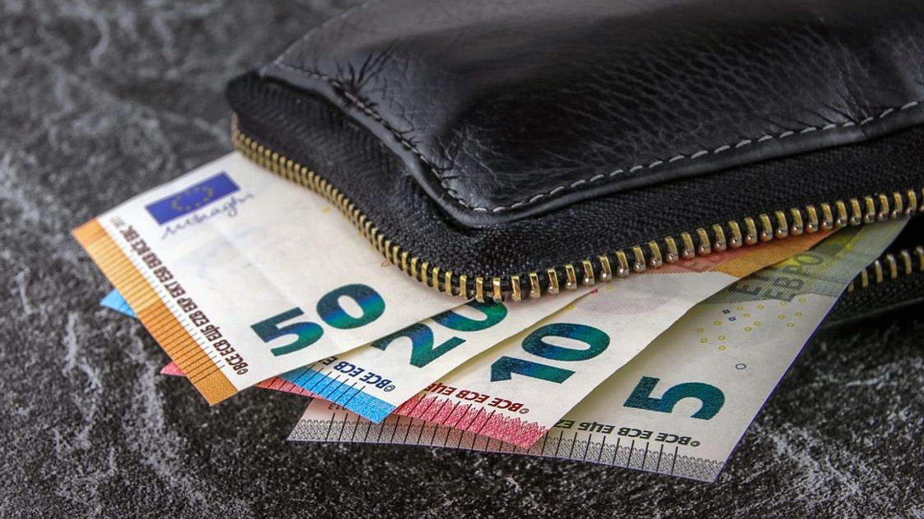 Els bancs cada cop cobren més comissions, també a Andorra.