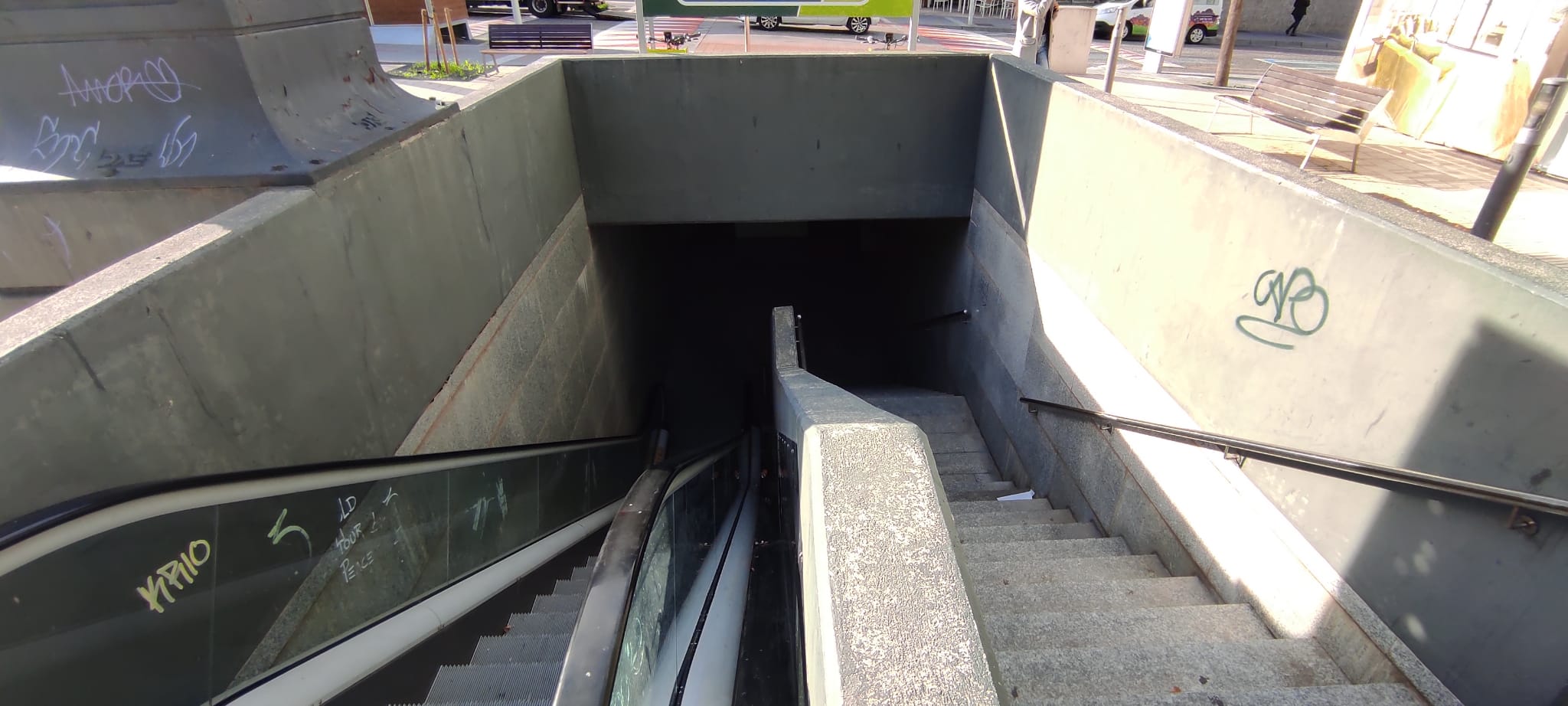 Les escales que condueixen a l'aparcament soterrat a la zona d'Arnaldeta de Caboet.