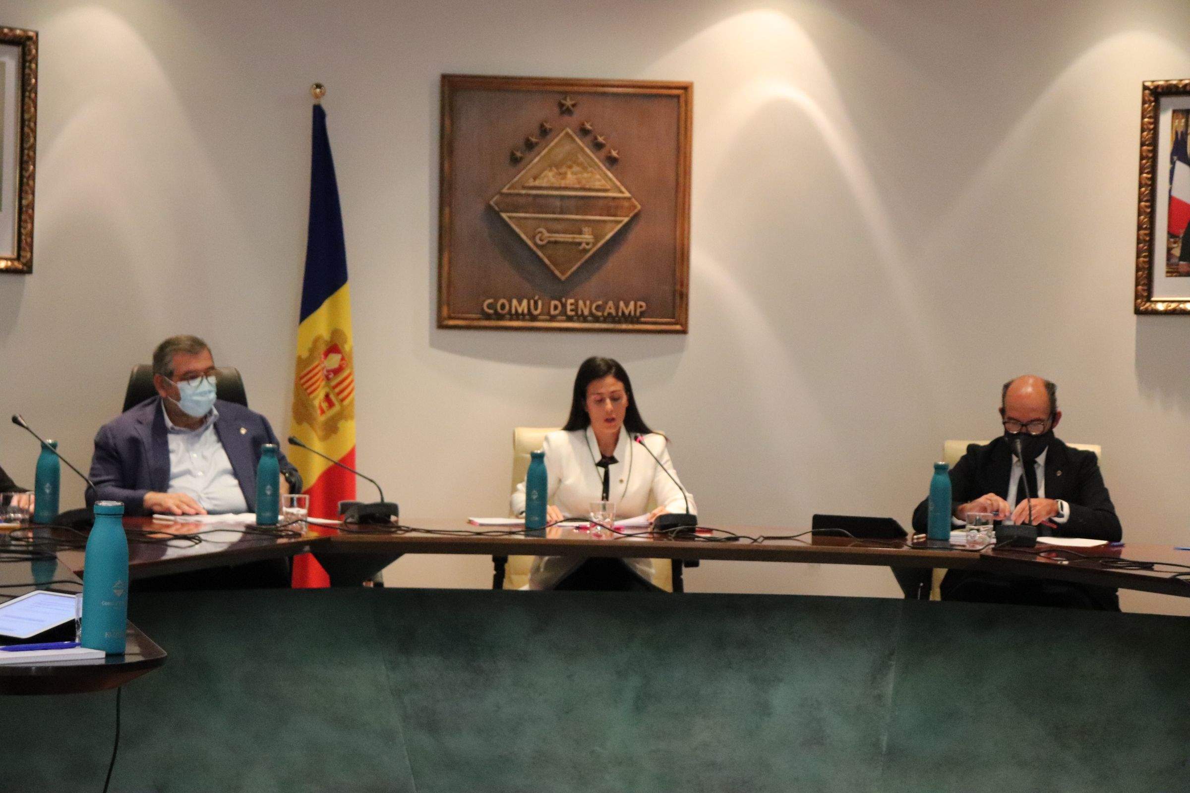 Els cònsols i el secretari a la sessió de consell de comú d'Encamp.