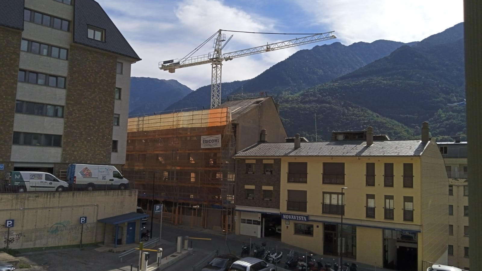 La grua, aquest matí, ja muntada, a costa del son dels veins.