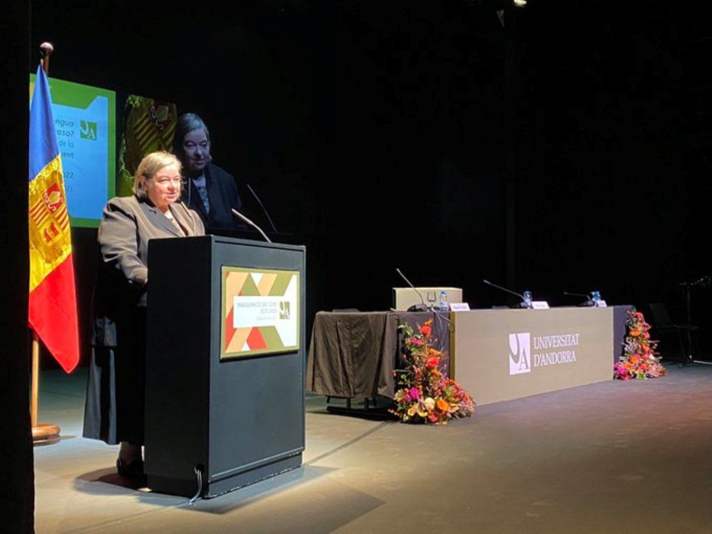 La lingüista Carme Junyent durant la lliçó inaugural.