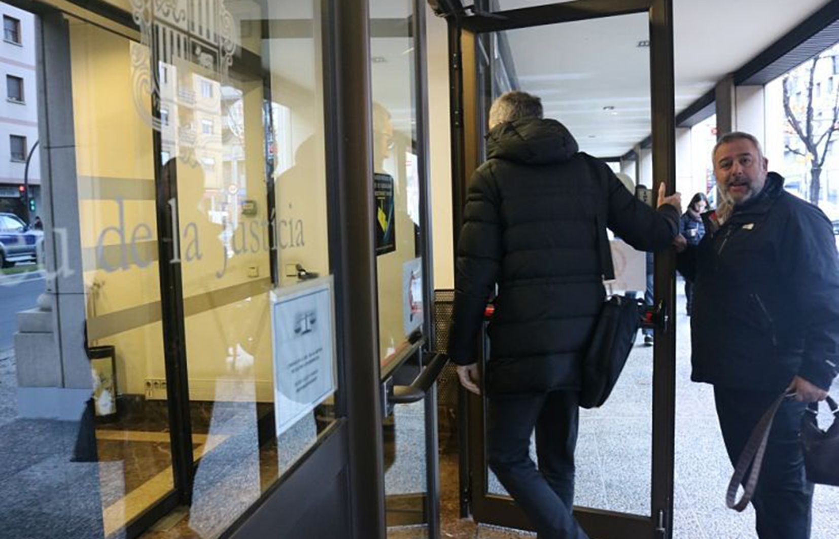 El president del Sipaag, Lluís Anguita, entrant a l'antiga seu de la Batllia.