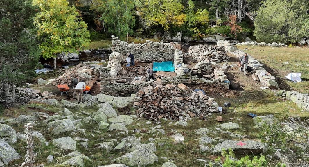 Una vista general de les restes de l'antiga farga. La portaveu del Sindicat, Rebeca Bonache.