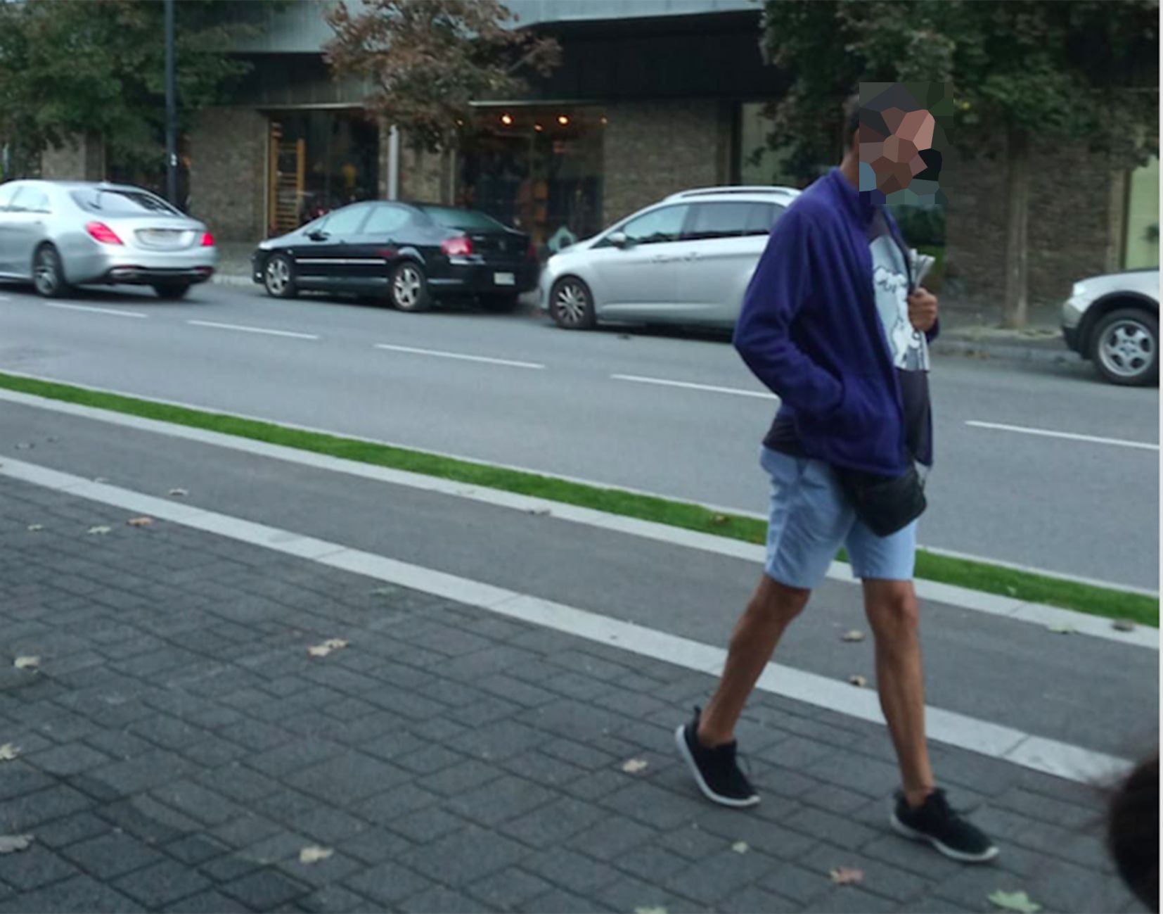 L'home que ha estat identificat com l'assetjador de menors passejant per Santa Coloma.