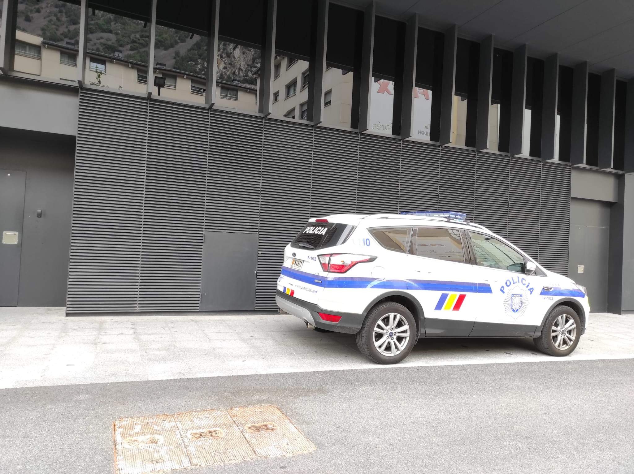 Un cotxe de policia en les immediacions de la Batllia.