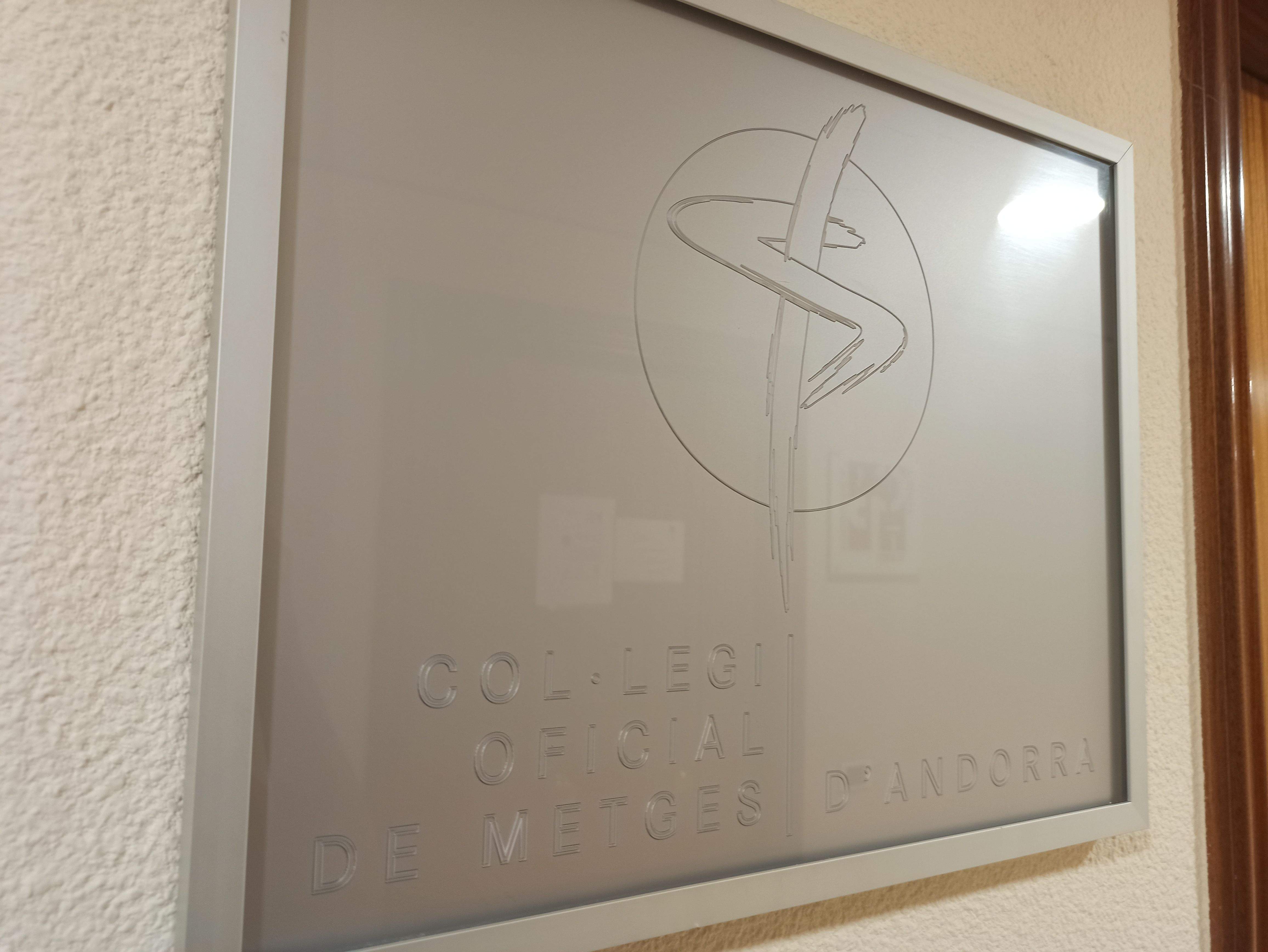 Entrada de l'oficina del Col·legi Professional de Metges.