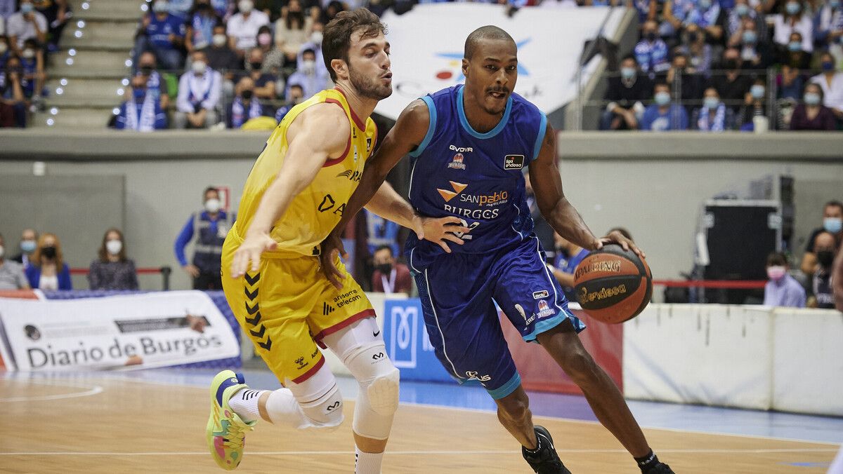 Renfroe intenta superar el marcatge de Sergi García en el partit d'aquest dissabte a Burgos.