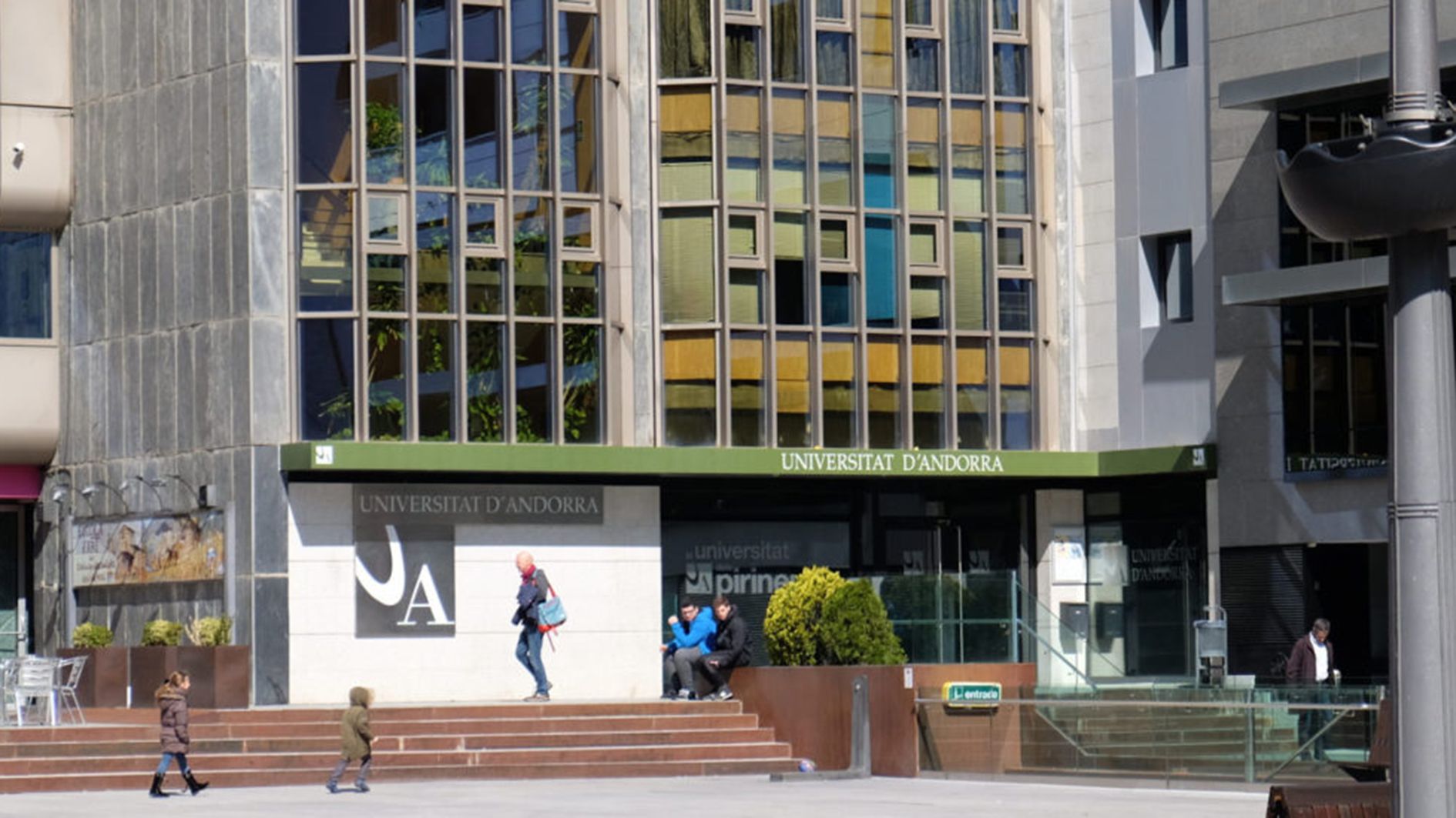 Accés a l'Ud'A per la plaça Germandat.