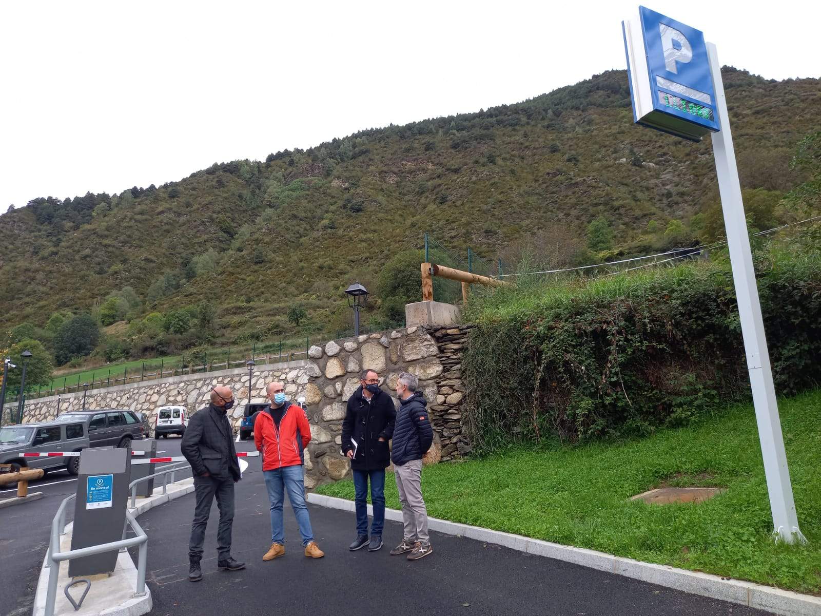 Responsables comunals a l'entrada de l'aparcament de les Bons.