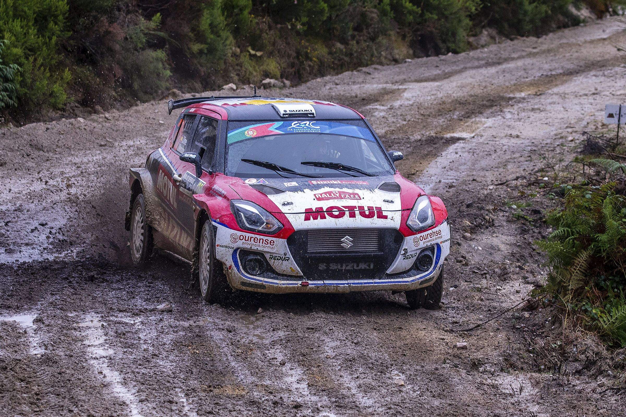 El cotxe de Vinyes, en un moment de la cursa, marcada per la pluja.