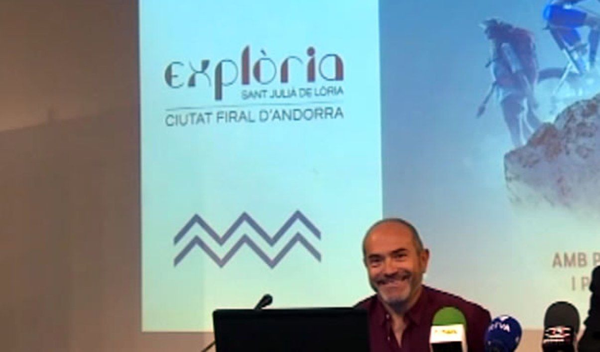 Eugeni de Santiago, president del comitè local de Demòcrates a Sant Julià, durant una roda de premsa.