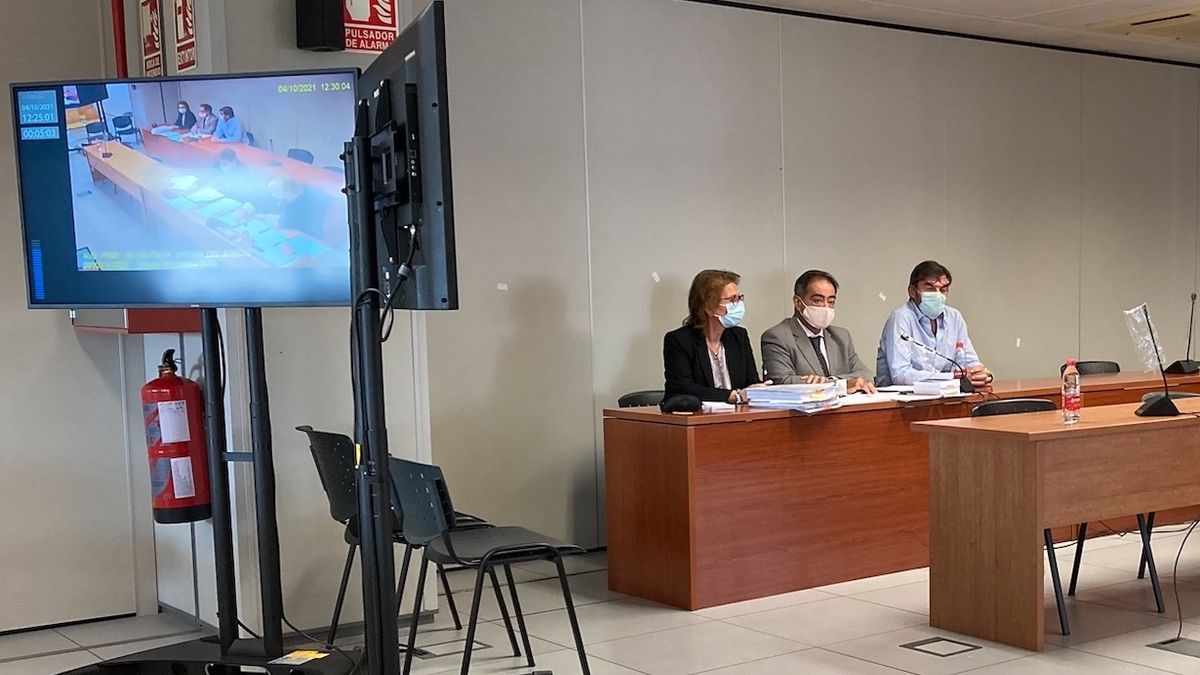 Espinosa, el tercer per l'esquerra, a la banqueta dels acusats.