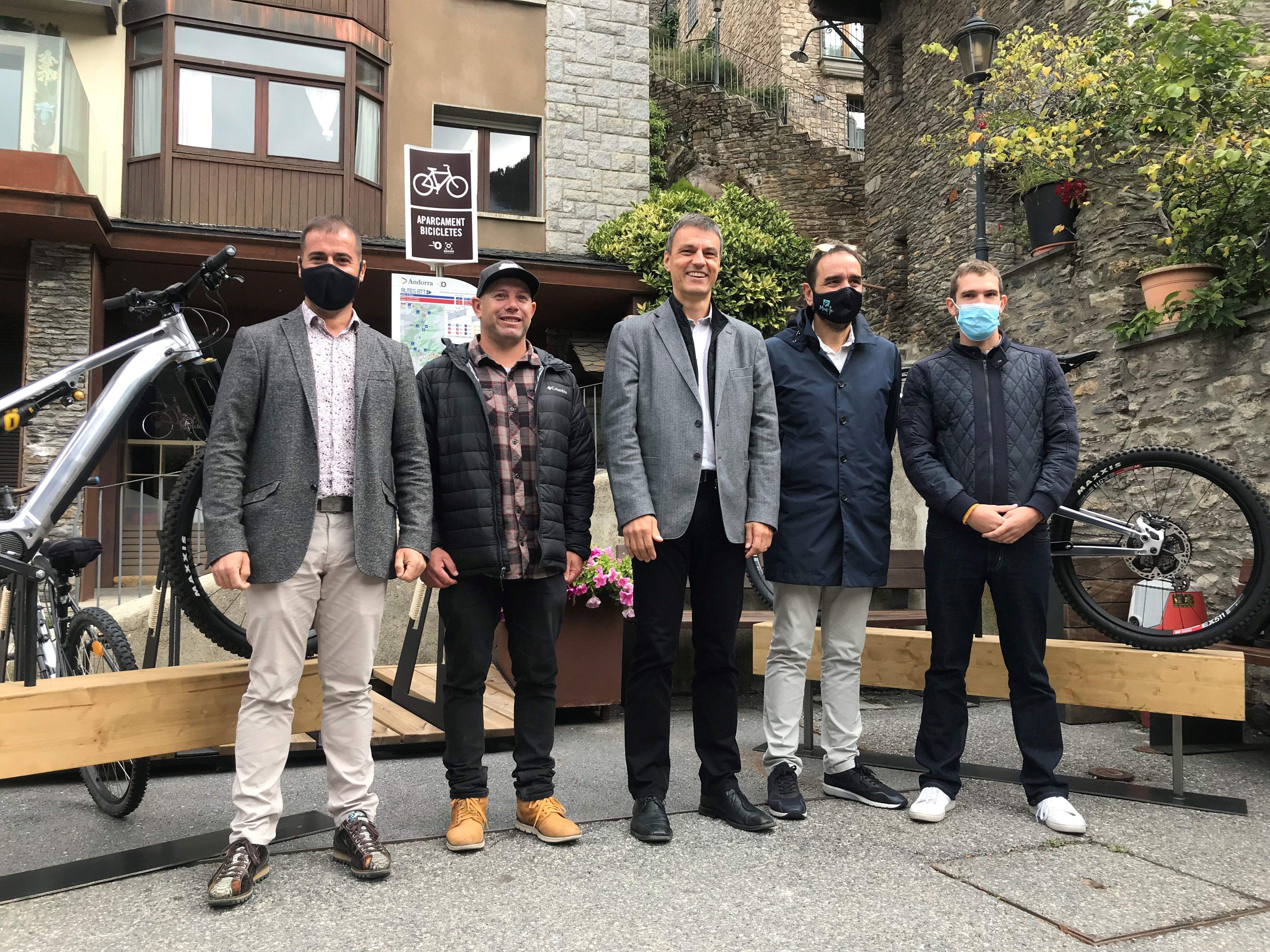 Representants dels comuns, d'Andorra Turisme i de l'empresa Pro Riders després de la presentació.