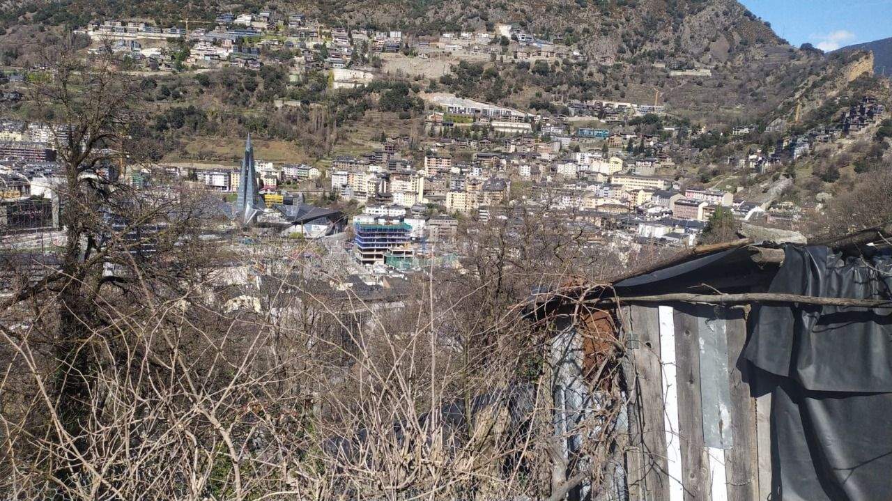 El tancat que no compleix la normativa, a la dreta.