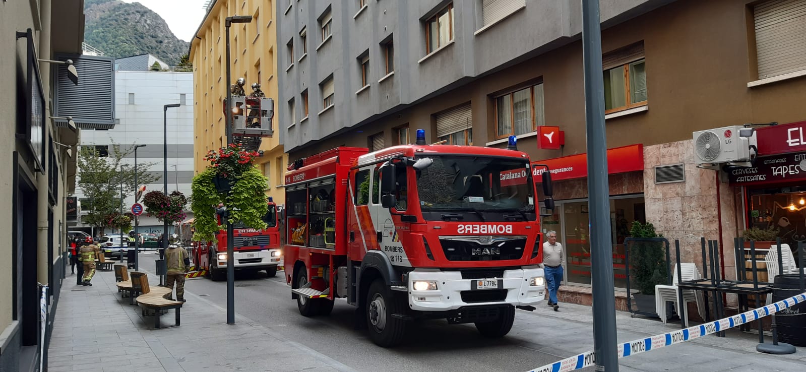 Dos camions de bombers al carrer Sant Esteve aquest dimecres al matí.