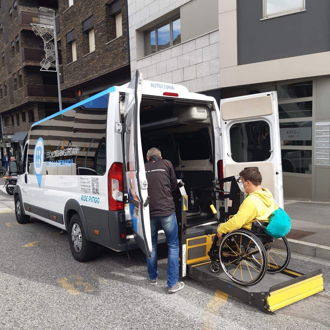 El primer usuari del bus a la demanda adaptat d'Escaldes