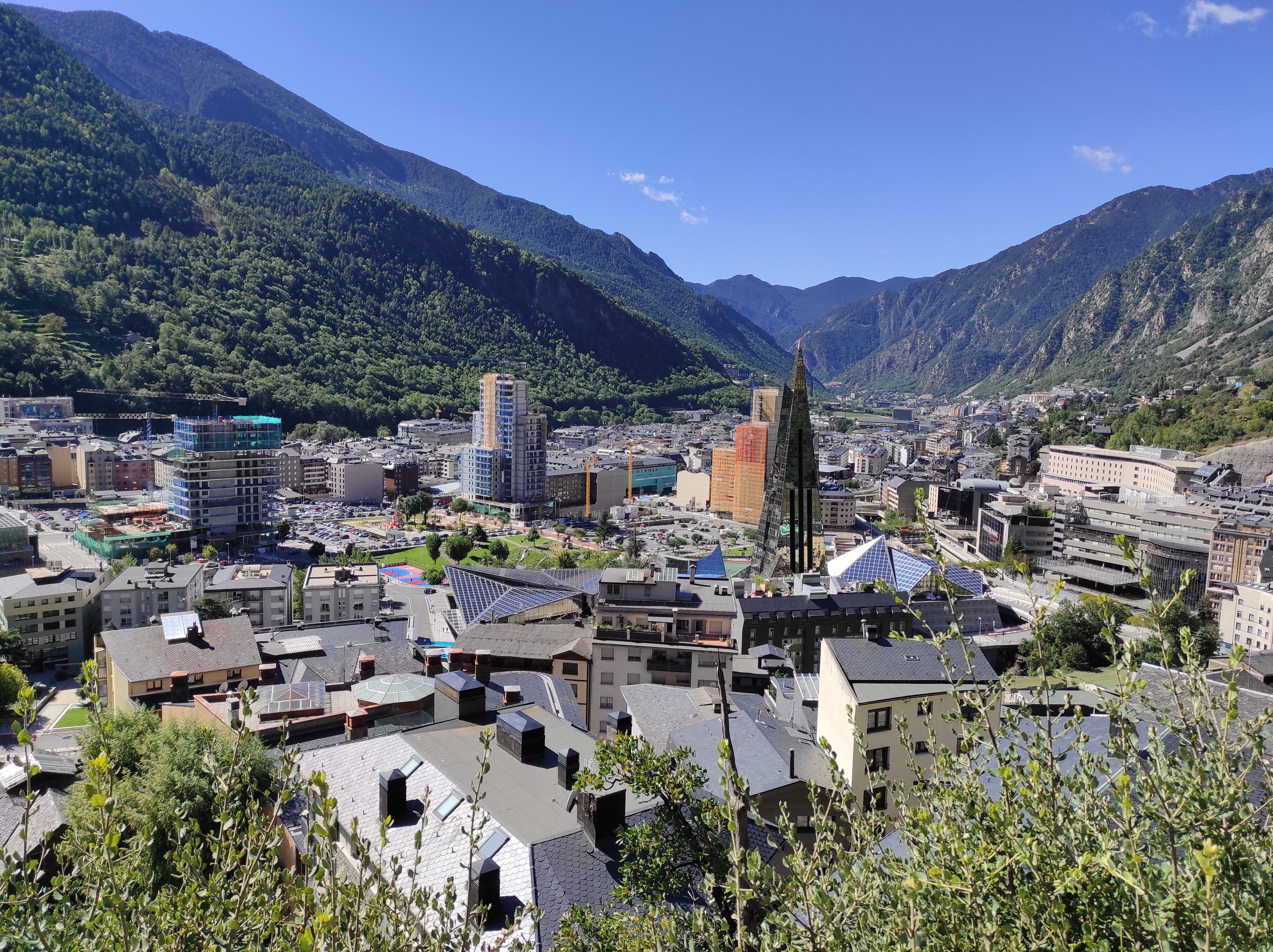 Una imatge de la vall central del país, amb les torres en construcció del Clot d'Emprivat en primer terme.