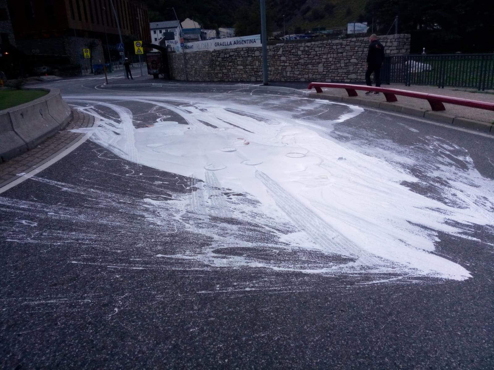 La pintura impregnada a la calçada.