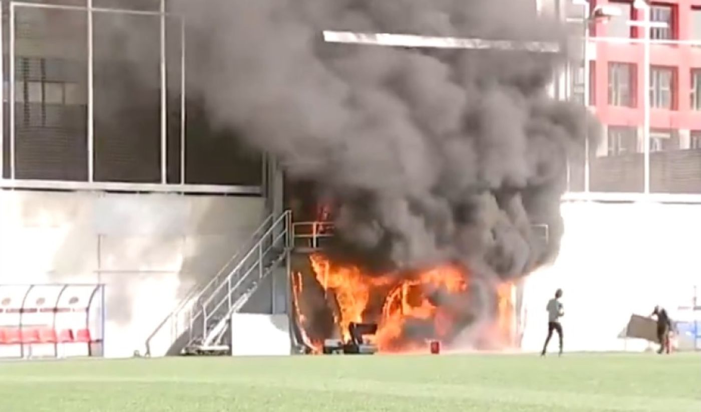 Les flames han estat realment espetaculars i han provocat una considerable fumera.