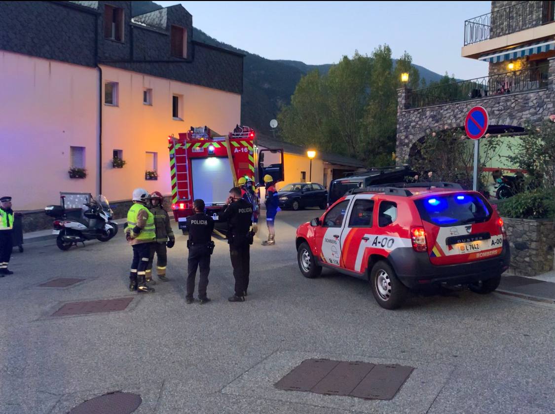 Agents dels bombers i de la policia en una intervenció anterior.