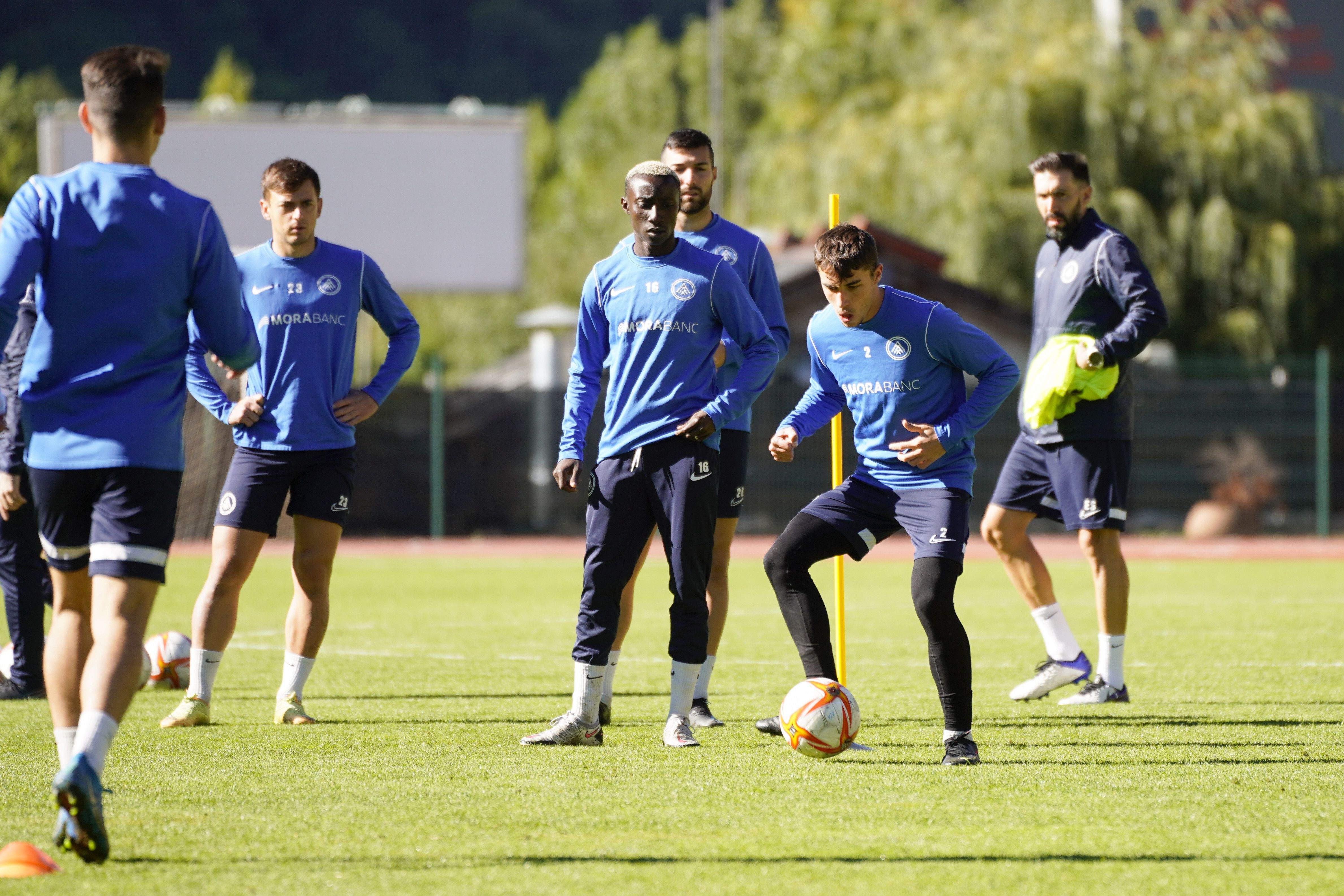 Un instant de l'entrenament del divendres al Comunal Joan Samarra.