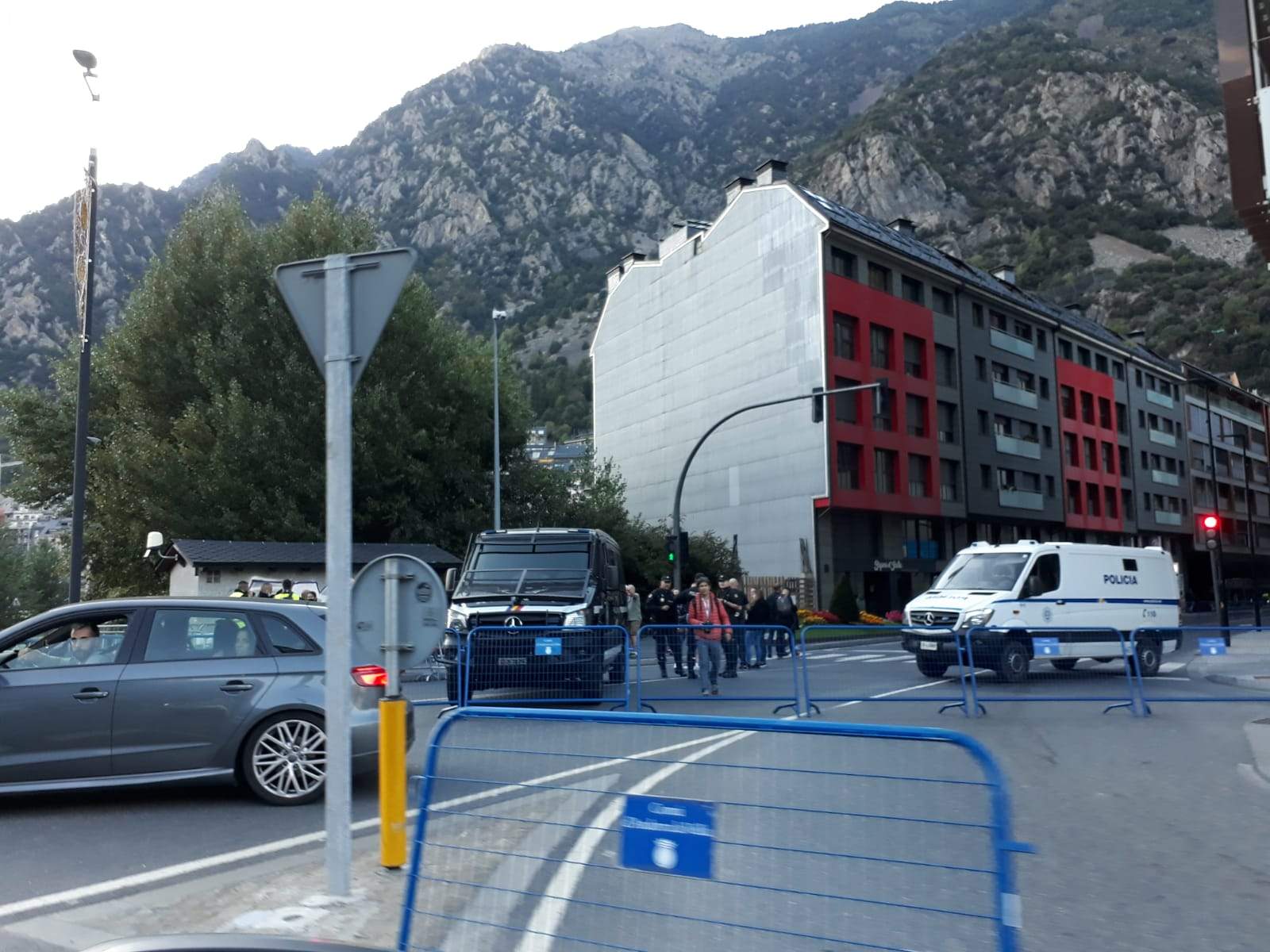 Dues furgonetes de policia al carrer Baixada del Molí, ja tallat al trànsit.