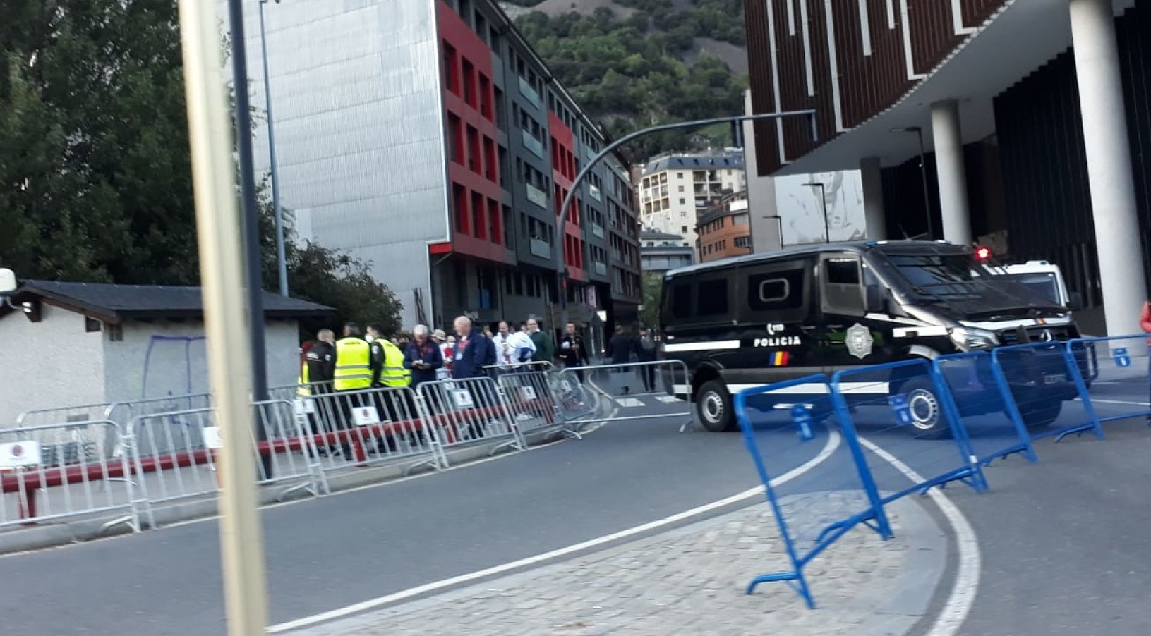 Un dels controls d'accés a l'Estadi Nacional pel partit entre Andorra i Anglaterra.