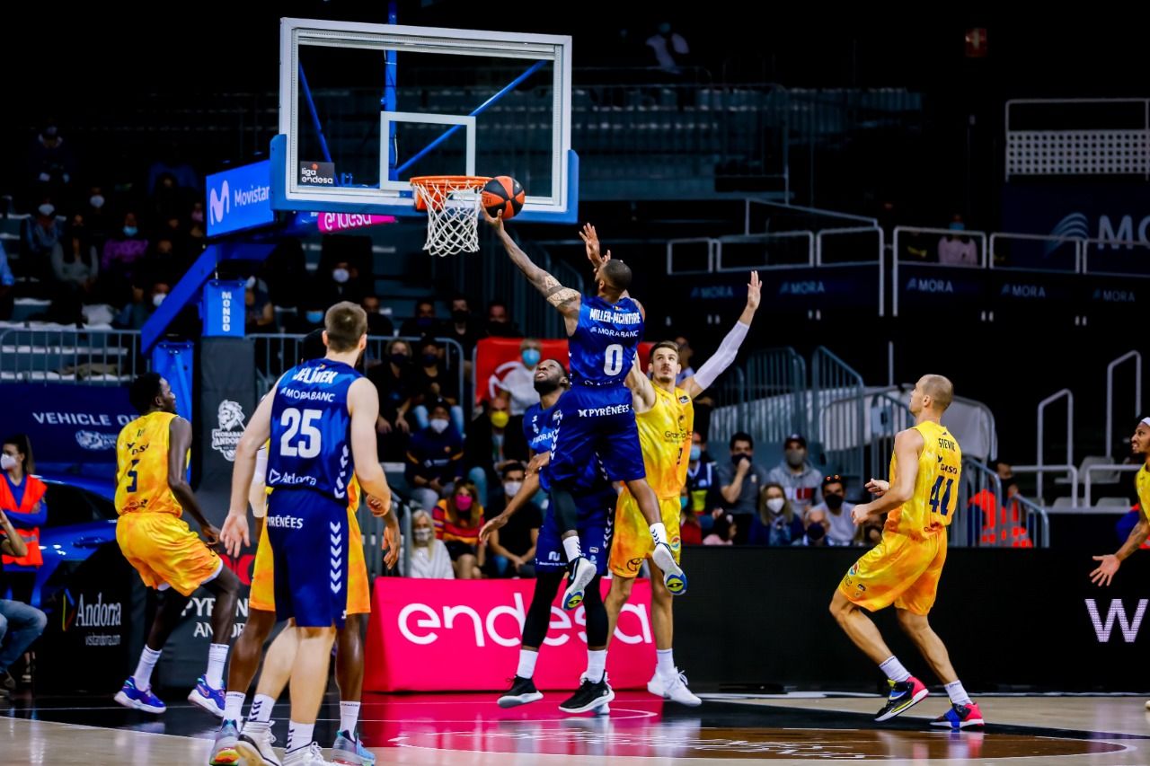 Miller-Mcintyre fa una entrada a cistella davant la mirada dels jugadors visitants.