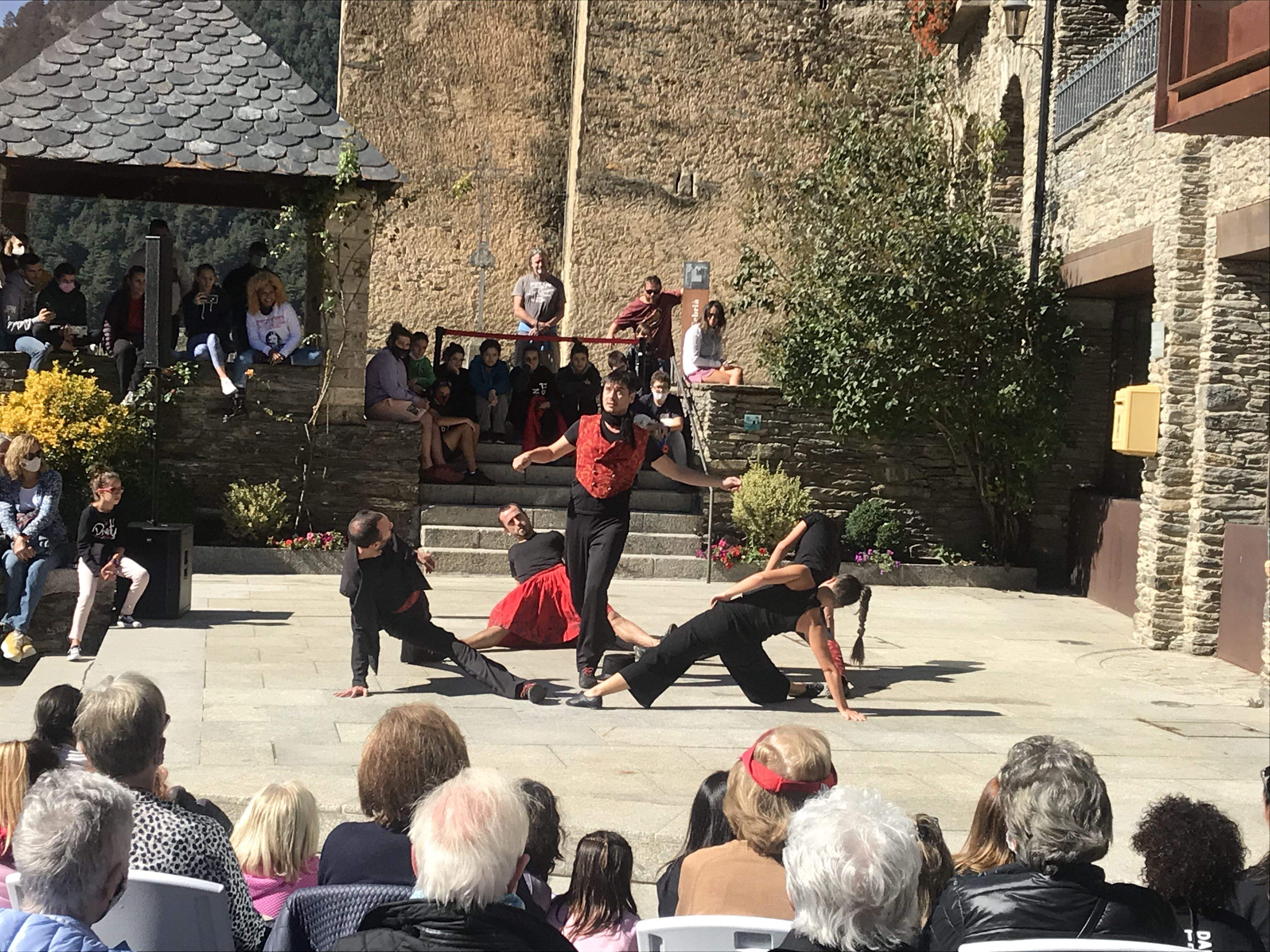 Un instant de l'espectacle d'aquest diumenge al migdia del grup basc Kukai Dantza.