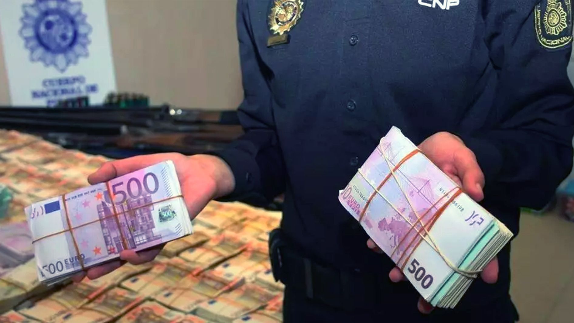 Un policia espanyol mostrant diners comissats a l'entorn de Gao Ping.