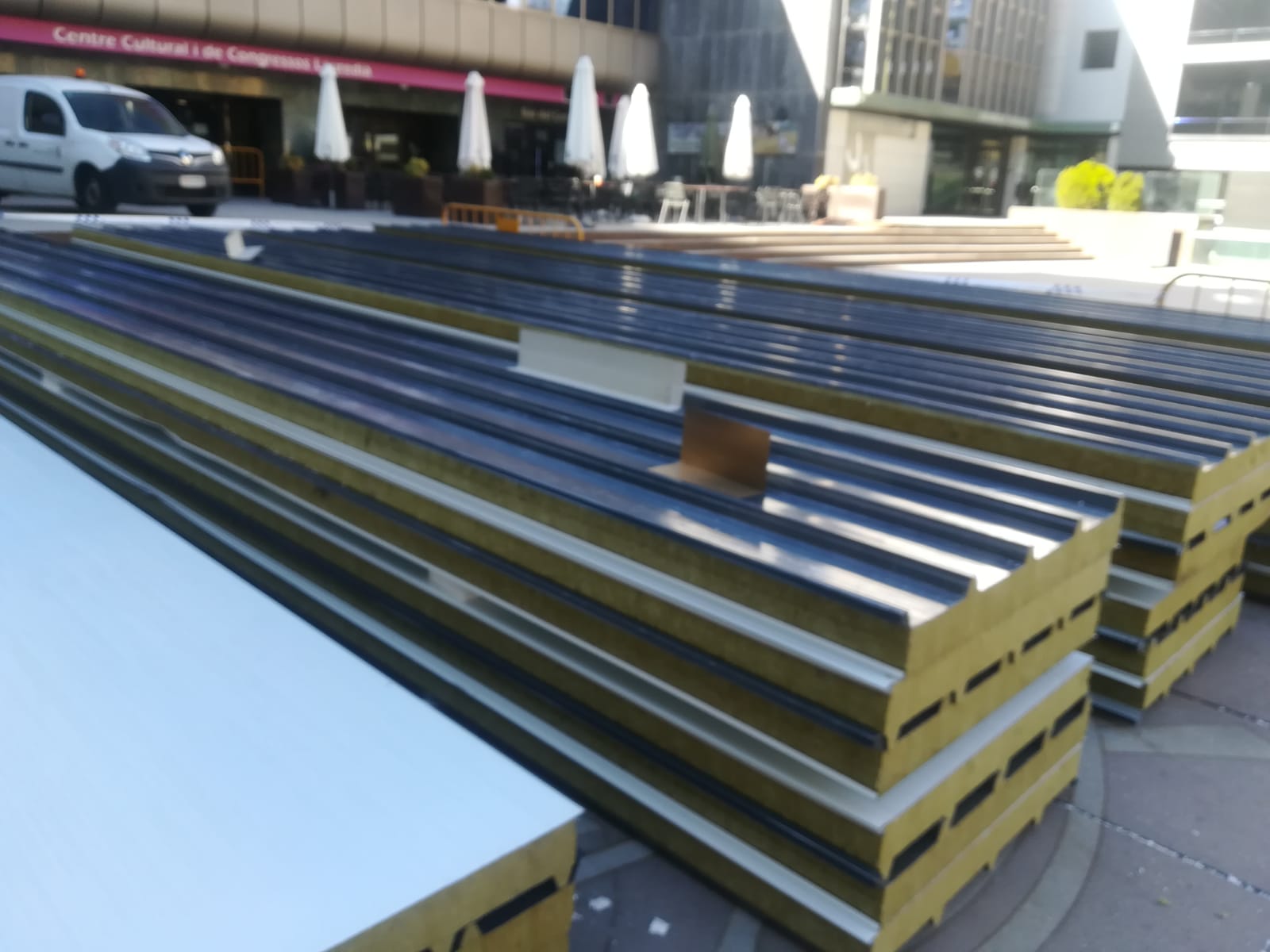 Material de les obres del llosat del Centre Cultural de Sant Julià de Lòria.