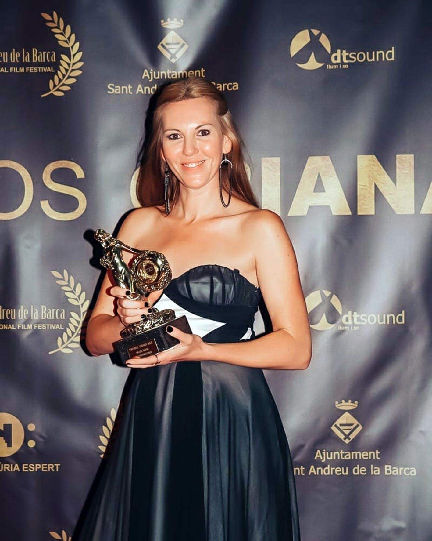 Elisabet Terri recollint el guardó en nom d'Íngrid Rubio.