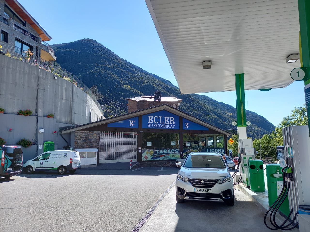 El lateral del supermercat pel qual s'hi hauria accedit.