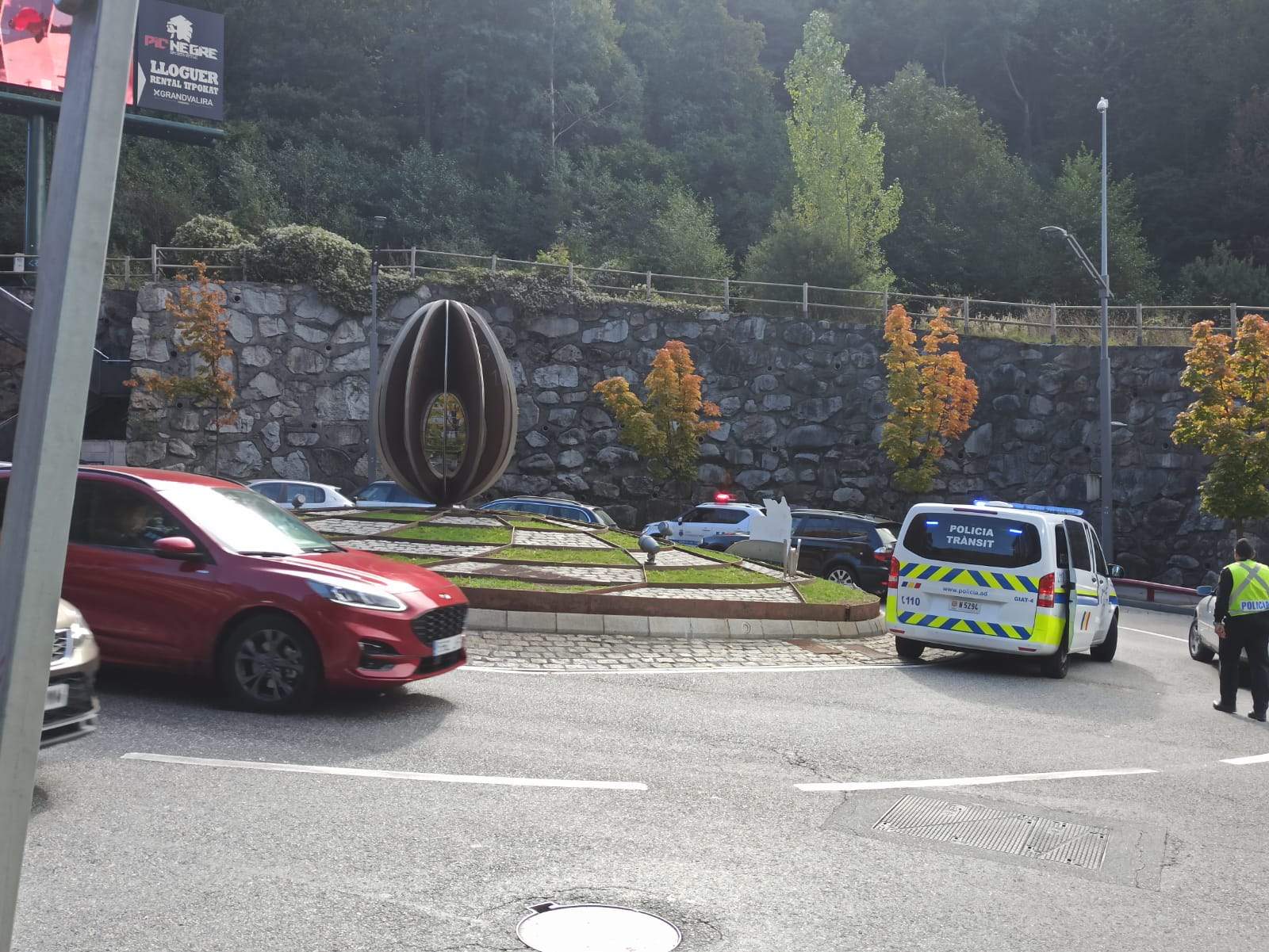 El vehicle d'atestats de la policia al lloc on hi ha hagut l'accident.